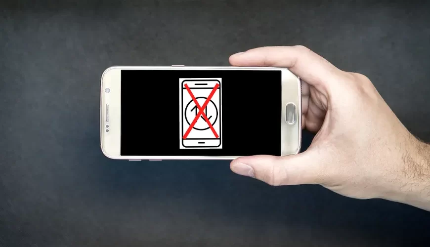 A man holding a mobile phone with a cross sign on mobile data icon